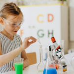 La promoció de la presència de noies i dones en el món de la ciència afavoreix el canvi dels models culturals/ Mikhail Nilov-Pexels