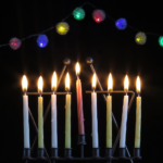 Durant la Hanukkà s’encenen vuit llànties d’oli d’un canelobre de nou braços/Pexels