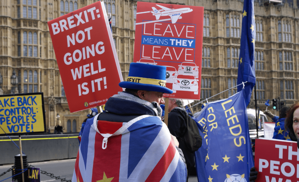 Un grup de manifestants contra el Brexit davant del Parlament londinenc/ChiralJon-Wikimedia Commons
