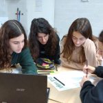 Alumnes de secundària participant en un taller de periodisme impartit per Junior Report