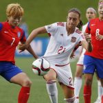 La jugadora d’Espanya, Alexia Putellas, disputa la pilota amb Jeon Gaeul de Corea del Sud (EFE).