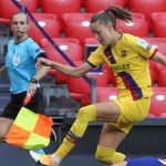 La jugadora del FC Barcelona Caroline Graham lluita amb Carmen Menayo, de l’Atelético de Madrid, durant l’encontre de quarts de final de la Lliga de Campions de la UEFA. (Miguel Toña / EFE).