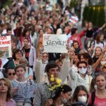 Continuen les protestes a Minsk, la capital, per exigir la celebració de noves eleccions sota observació internacional. Les pancartes diuen: “No ho oblidarem, detinguem la violència”. (EFE/EPA/STRR).