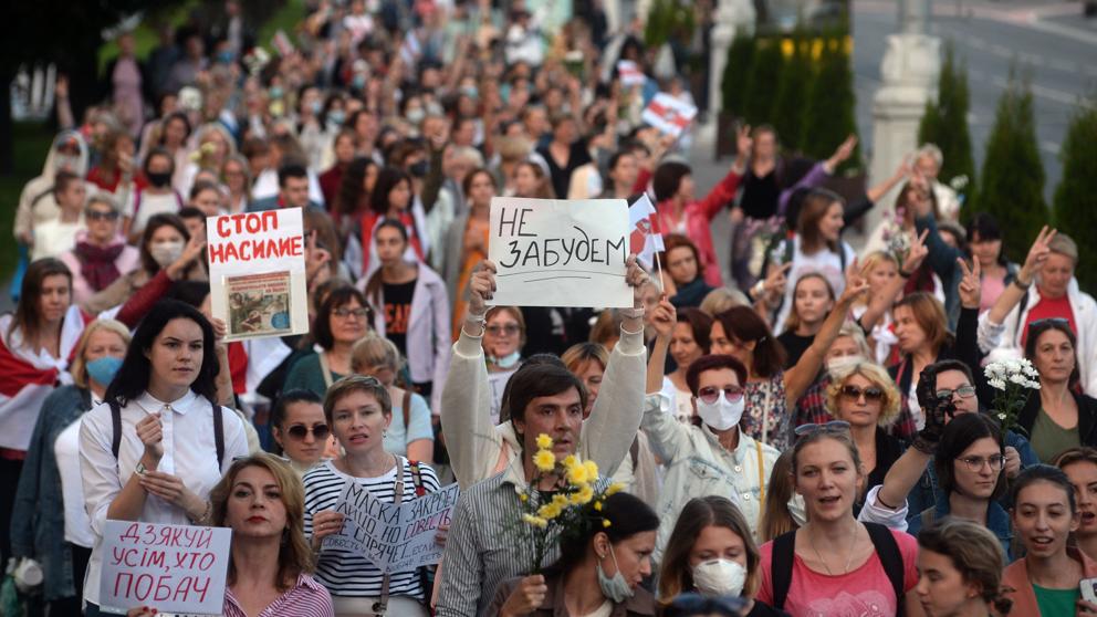 Continuen les protestes a Minsk, la capital, per exigir la celebració de noves eleccions sota observació internacional. Les pancartes diuen: “No ho oblidarem, detinguem la violència”. (EFE/EPA/STRR).