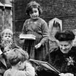 La educadora Maria Montessori amb els seus alumnes de l'escola Smithfield, a Londres al 1951. (Popperfoto / Getty)