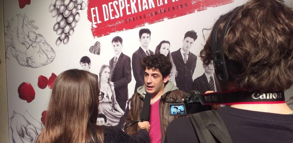 Redactors dels projecte Revista Escolar Digital durant l'estrena del musical de 'El despertar de la Primavera'.