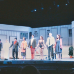 Els actors de l'obra de teatre 'Pel davant i pel darrere' al moment final de la funció, saludant al públic mentre aquest aplaudia (Víctor Páez)