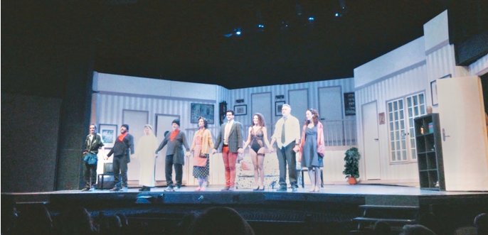 Els actors de l'obra de teatre 'Pel davant i pel darrere' al moment final de la funció, saludant al públic mentre aquest aplaudia (Víctor Páez)