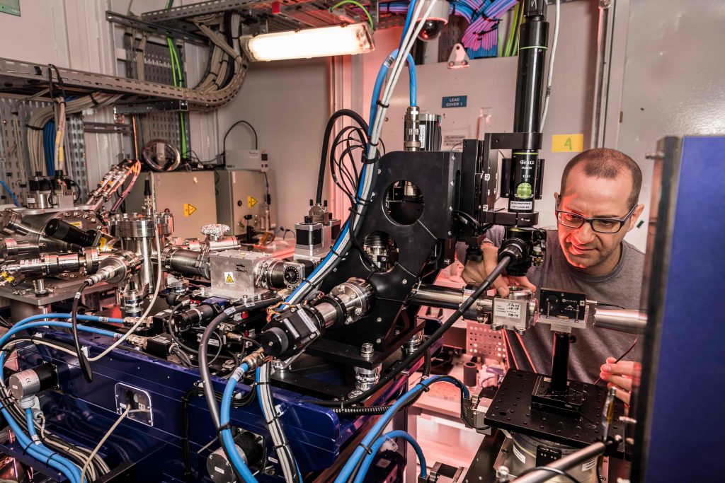 Un dels científics treballant al Sincrotró ALBA