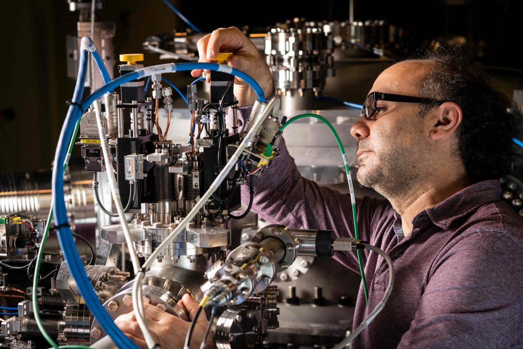 Massimo Tallarida, investigador de la línia de llum LOREA especialitzada en l'estudi de materials avançats, comprovant components instal·lats en la línia de llum.