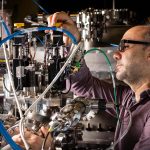 Massimo Tallarida, investigador de la línia de llum LOREA especialitzada en l'estudi de materials avançats, comprovant components instal·lats en la línia de llum.