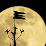 Fotografia de la superlluna d'abril sobre les torres de la Catedral de Santiago de Compostela (Lavandeira jr : EFE)