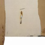 Ganivet i troços de cartró, obra d'Antoni Tàpies