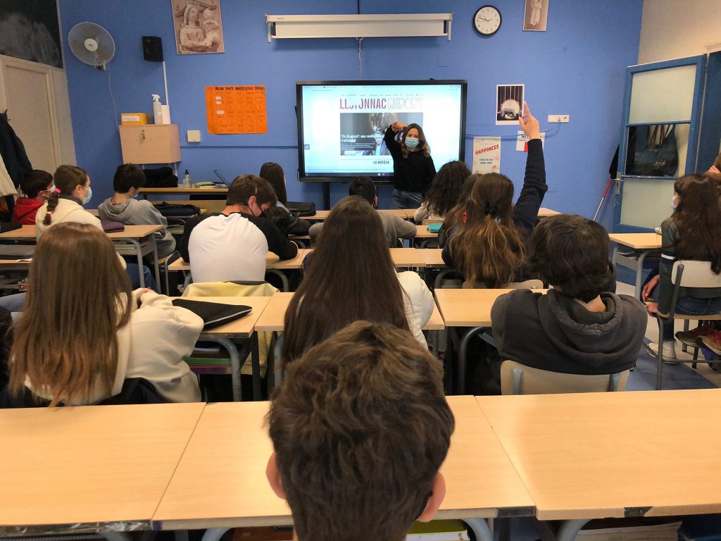 La redacció de Lestonnac Report durant una de les sessions formatives del projecte Revista Escolar Digital (RED).