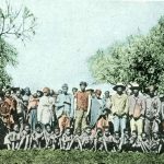 Aquesta foto acolorida mostra un grup de presoners de guerra, detinguts després de les revoltes de la població local contra les autoritats d'Àfrica del Sud-oest Alemanya.