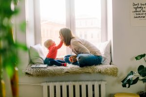 Es calcula que passem fins un 90% del nostre temps al espais tancats, com per exemple la nostra casa. (Unsplash)