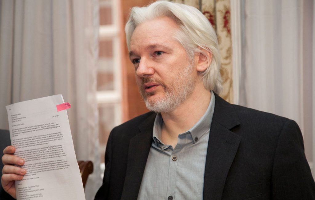 Imatge de Julian Assange el 2014, quan estava asilat a l'ambaixada de l'Equador a Londres. (Govern Equatorià)