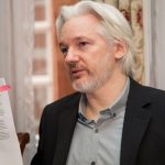 Imatge de Julian Assange el 2014, quan estava asilat a l'ambaixada de l'Equador a Londres. (Govern Equatorià)