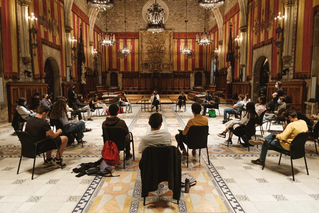 Un grup de redactors del projecte Revista Escolar Digital (RED) va tenir l'oportunitat d'entrevistar l'alcaldessa de Barcelona, Ada Colau, al Saló de Cent de l'Ajuntament. (Junior Report).