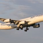 El govern francès vol incentivar l'ús de transports més sostenibles per al planeta. A la imatge, un vol de la companyia francesa Air France. (abdallahh / Wikimedia Commons)