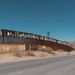 Un mur separa la frontera entre Mèxic i els Estats Units. (Alejandro Cartagena/Unsplash)