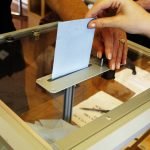 Els partits de dreta s'han imposat a les eleccions municipals municipals celebrades el 28 de maig. A la foto, una urna electoral (Rama Wiki Commons)