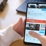 Una alumna de secundària consulta informació d'actualitat al perfil d'Instagram del projecte Revista Escolar Digital (RED).