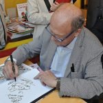 El dibuixant Francisco Ibáñez ha mort als 87 anys. A la foto, signant un dels seus àlbums (Alberto G. Rovi/WikiCommons)