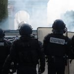 França viu protestes i disturbis després de la mort d'un menor de 17 anys a les mans de la policia francesa. A la foto, agents antiavalots francesos (Hubert2t / Pixabay)