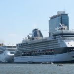 Amsterdam vol limitar l'arribada de creuers i visitants al centre de la ciutat. A la foto, un creuer al port d'Amsterdam (Jvhertum/WikiCommons)