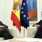 Ni el PP ni el PSOE no han aconseguit els vots necessaris per formar govern. A la foto, els líders dels dos partits, Alberto Núñez Feijóo i Pedro Sánchez, en una reunió el novembre passat. (La Moncloa/Flickr)