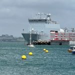 La barcassa Bibby Stockholm en arribar al port de l'illa de Portland, al sud d'Anglaterra (Tim Green/Flickr)