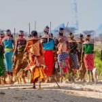 El 9 d'agost es commemora el Dia Internacional dels Pobles Indígenes. A la foto, un grup d'indígenes d'Àfrica amb vestits tradicionals (ken kahiri/unsplash)