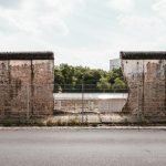 Fragment del mur de Berlín que va dividir les dues Alemanyes (Claudio Schwarz/ Unsplash)