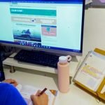 Una estudiant d'ESO realitza les activitats de la Notícia del Dia (Junior Report)