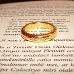 L'anell únic sobre les pàgines de 'La comunitat de l'anell' (Rosana Prada/Flickr)