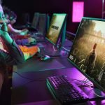 Una jove jugant a videojocs (Freepik)