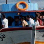 Lampedusa és una de les illes més afectades per la crisi migratòria a Itàlia. A la foto, migrants arribant a l'illa a l'agost del 2007. (Sara Prestianni / Flickr)