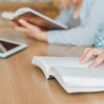 Des de fa anys hi ha molts autors i autores que es dediquen a investigar i crear obres divulgatives al camp de l'economia. (Freepik)