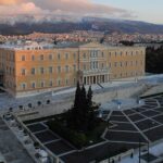 El Parlament de Grècia ha aprovat una polèmica llei que afecta els drets dels treballadors. A la imatge, l'edifici del parlament (Gerard McGovern/Wikicommons)