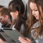 Els nens i adolescents tenen accés a molta desinformació a través d'Internet (Freepik)