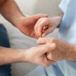 Investigadors suïssos han desenvolupat un implant que permet a un home amb Pàrkinson tornar a caminar (Freepik)