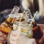 El 74% dels joves entre 14 i 18 anys a Espanya reconeix haver consumit begudes alcohòliques alguna vegada a la vida (Freepik)