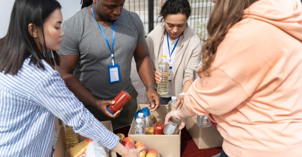 El Giving Tuesday és un dia per fer accions solidàries com recollides d'aliments (Freepik)