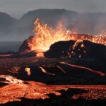 Islàndia és un país amb una gran activitat volcànica. A la foto, el volcà Litli-Hrútur en erupció el juliol de 2023 (Roman Popelar / Flickr)
