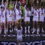La selecció francesa femenina de handbol celebra la seva victòria al Mundial (Youtube)