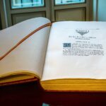 Exemplar de la Constitució Espanyola de 1978 exposat a l'interior del Palau del Senat d'Espanya (Barcex/Wikicommons)