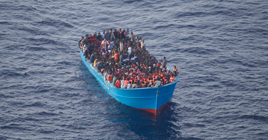 Embarcació de migrants socorreguda mitjançant llançament de basses per l'avió CN-235 de patrulla marítima (Ministeri de Defensa/Flickr)