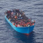 Embarcació de migrants socorreguda mitjançant llançament de basses per l'avió CN-235 de patrulla marítima (Ministeri de Defensa/Flickr)