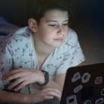 El primer contacte amb la pornografia sol tenir lloc, de mitjana, al voltant dels 13 anys (OleksandrPidvalnyi /Pixabay)